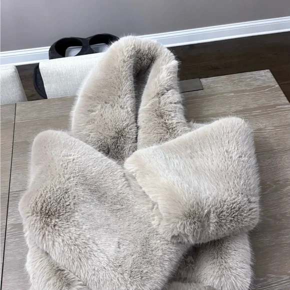 Alo Yoga Opulent Faux Fur Statement Jacket in Oat worn once - Picture 2 of 12